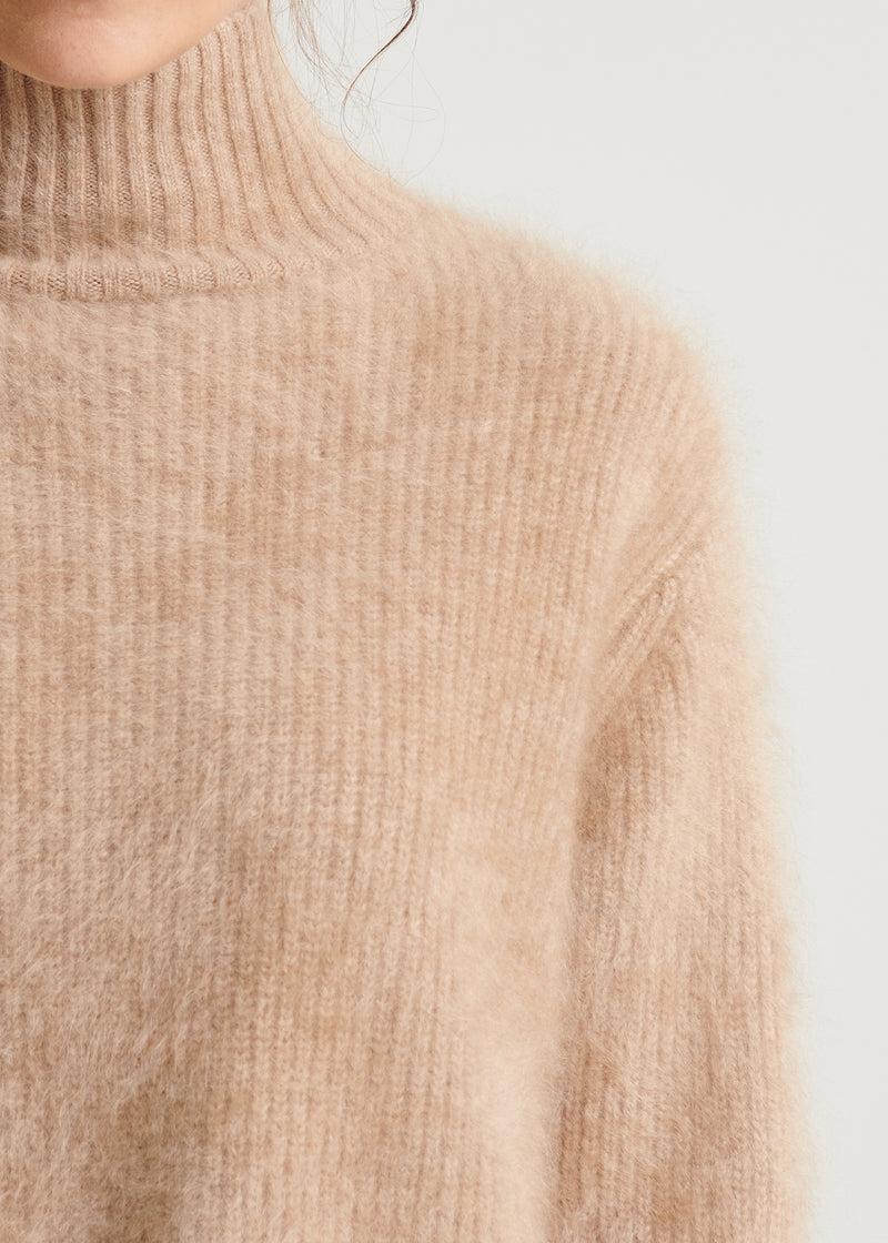 BRUSHED CASHMERE RIBBED TURTLENECK