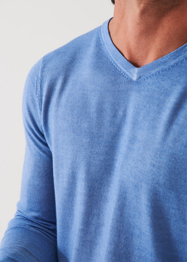 EXTRA-FINE MERINO VINTAGE WASH V-NECK | PATRICK ASSARAF.